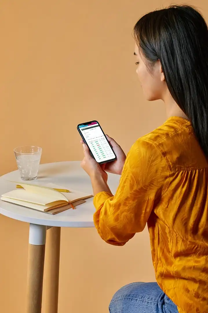 mujer con erp verifactu desde movil